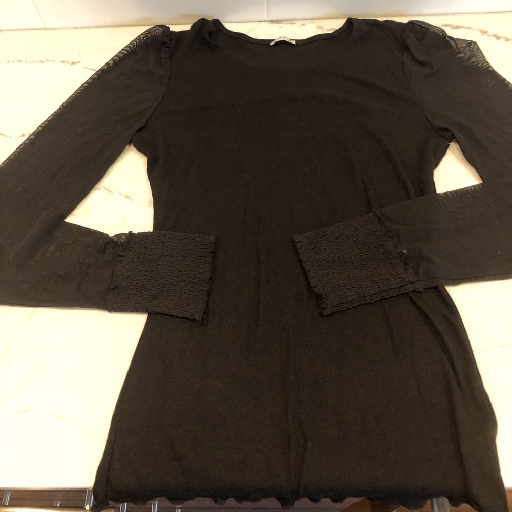 N E W! Women’s mesh sleeve free people top.
